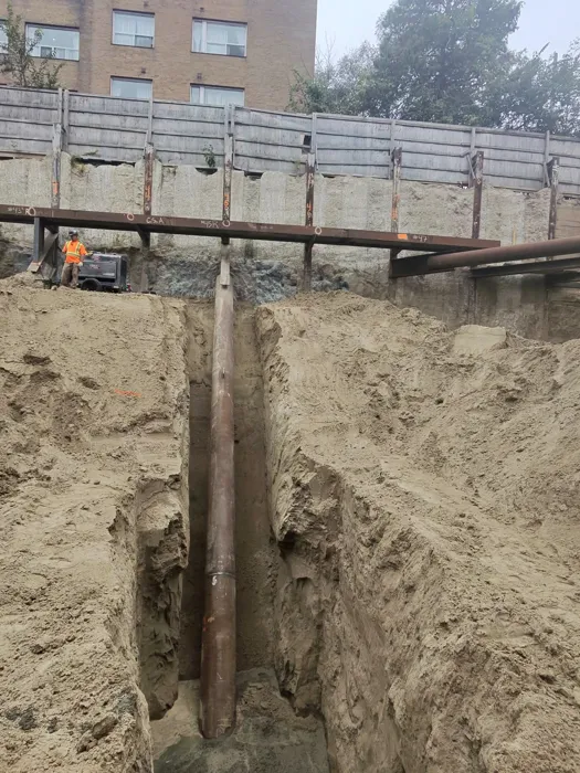 Steel raker supports at an excavation