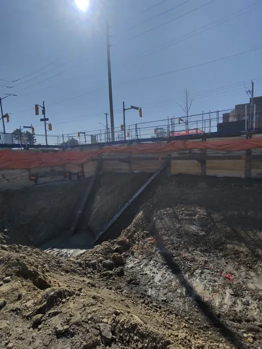 Steel rakers supporting an excavation